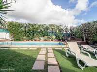 Moradia T4 com jardim e piscina em Linda a Velha