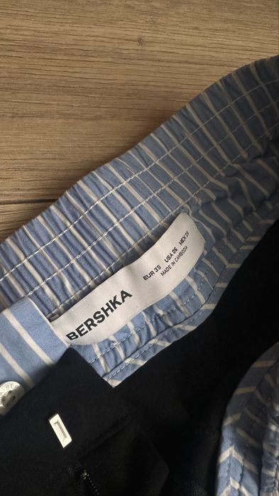 Чорні брюки палаццо Bershka