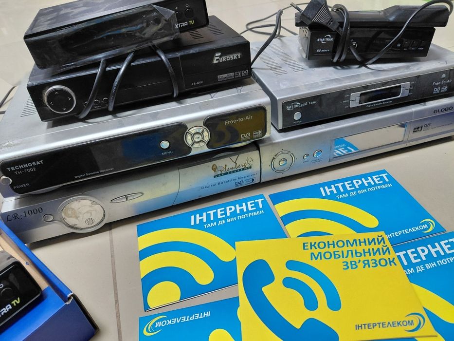 Коробка різної техніки тюнери, смарт приставка, пульти ітак далі