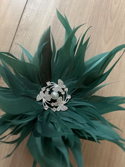 Broszka z pior butelkowa zielen ze stebrna broszka