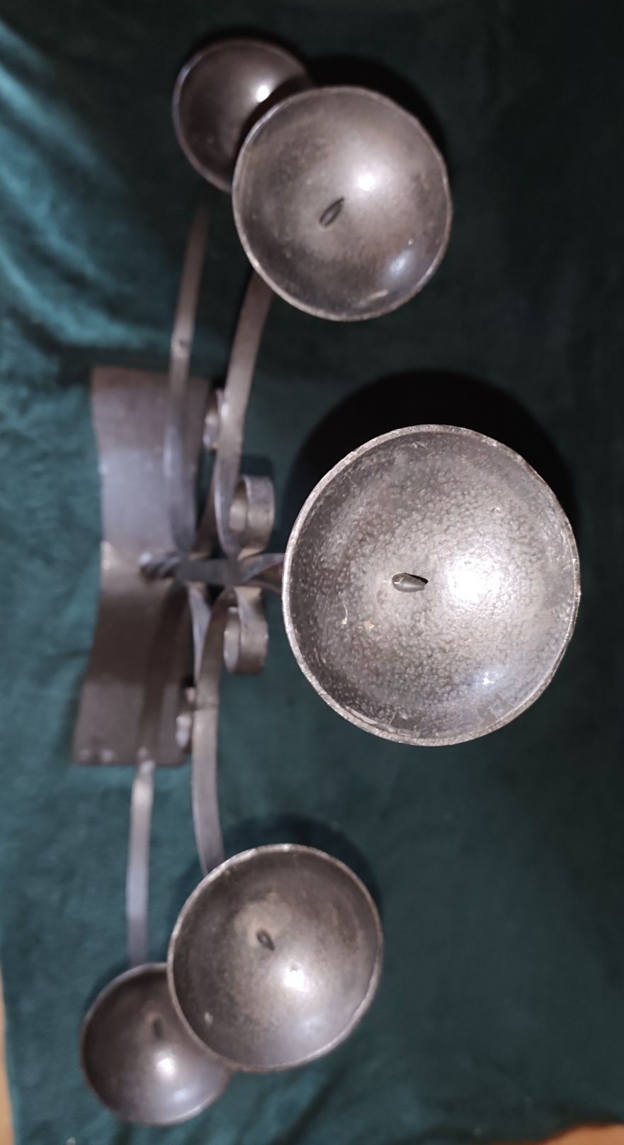 Metalowy świecznik 5‑ramienny – kuty żelazny kandelabr, styl vintage