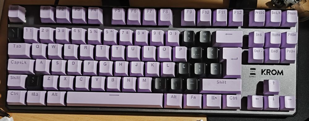 Teclado Mecânico da Krom + Keycaps e Tapetes