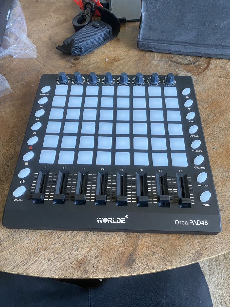 Kontroler MIDI WORLDE orca pad 48 launchpad pokretla suwaki fadery