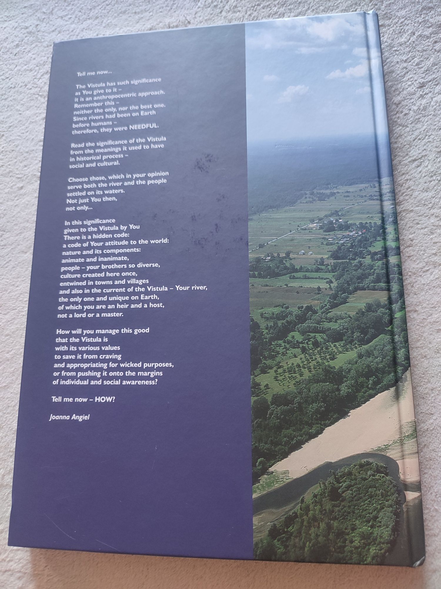 Książka w języku angielskim "On the Vistula" wraz z książką