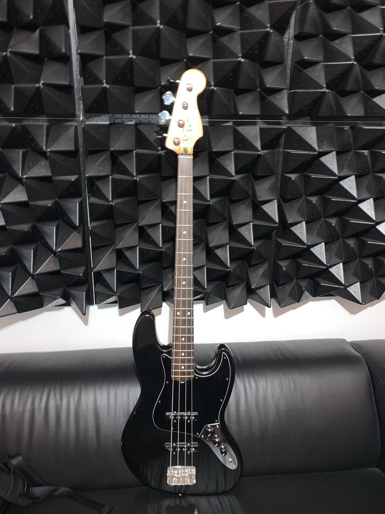 Fender Jazz Bass com Fender Deluxe Molded Case