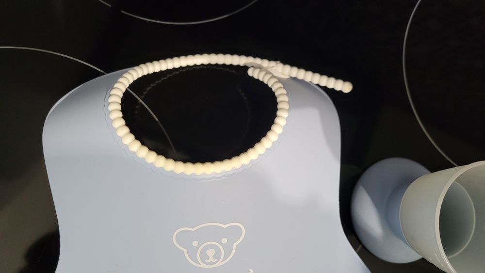 Zestaw BabyBjorn śliniak i kubeczek