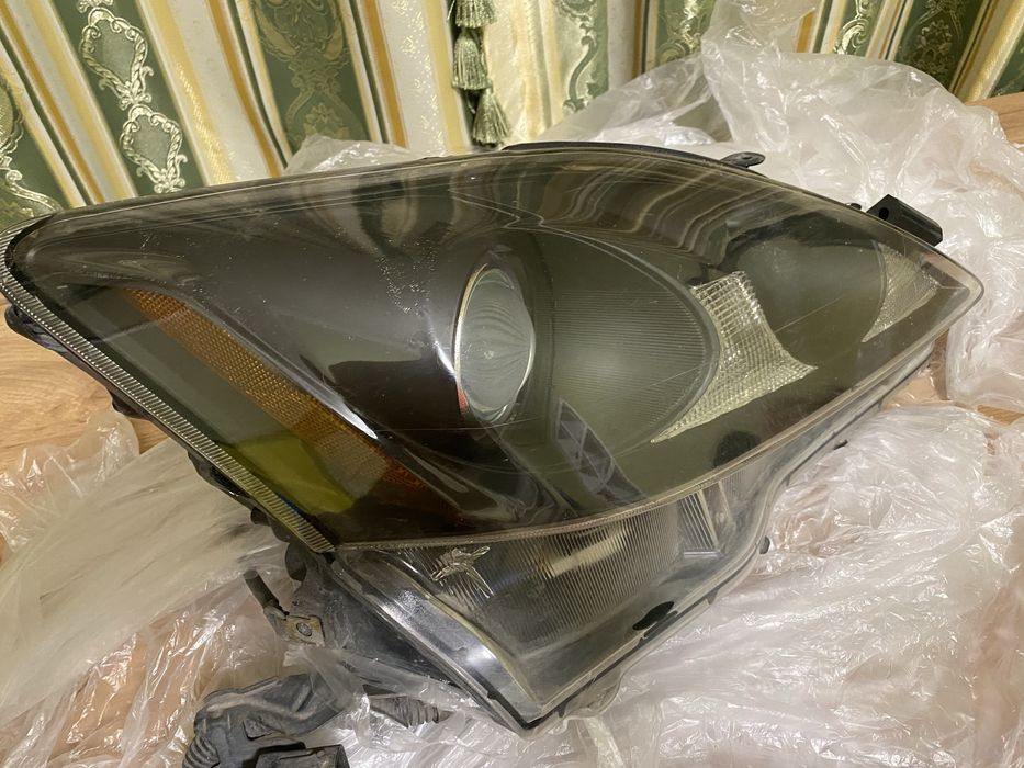 Правая фара на Lexus is250
