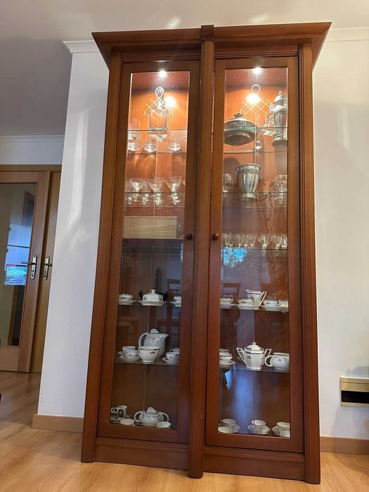 Cristaleira em Cerejeira com Iluminação