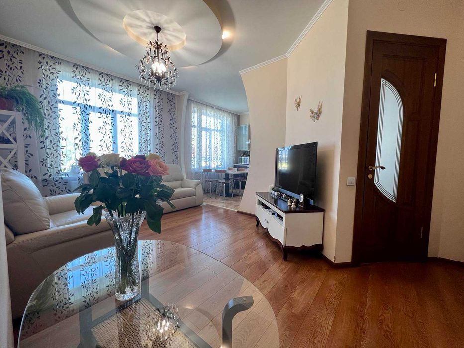 № 12636 - Простора двохповерхова 4 к. квартира, Центр, Київська