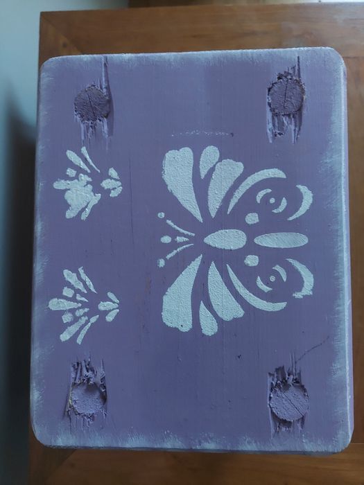 Uroczy, liliowy stołek/taboret maloway hand made z drewna dla dzieci