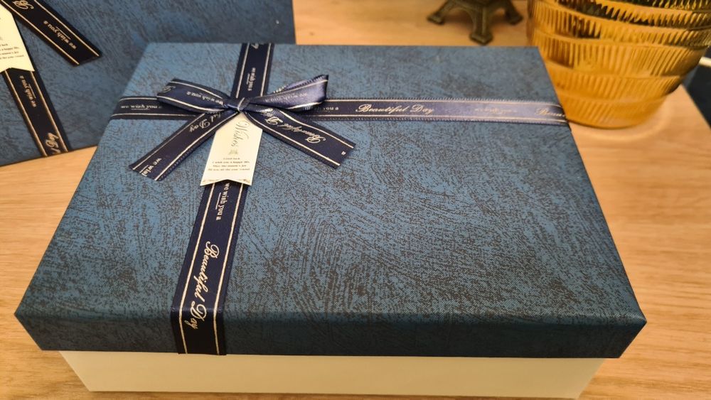 Подарочная коробка