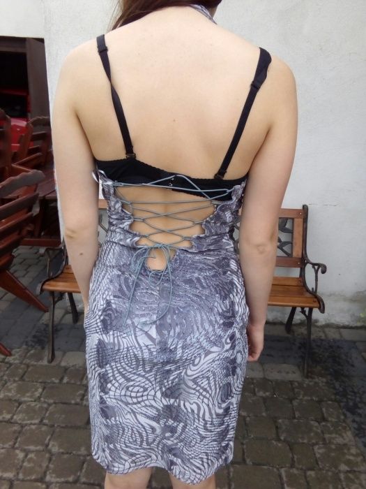 Atrakcyjna sukienka z wiązaniem na plecach