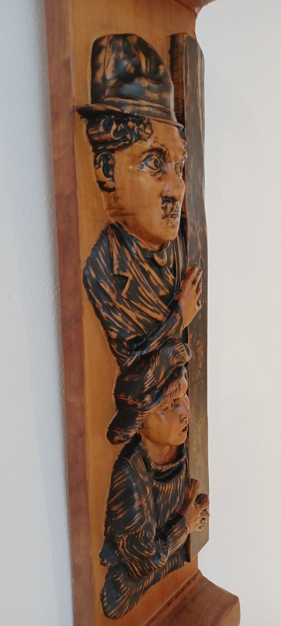 Charlie Chaplin, esculpido directamente em madeira exótica de Kambala