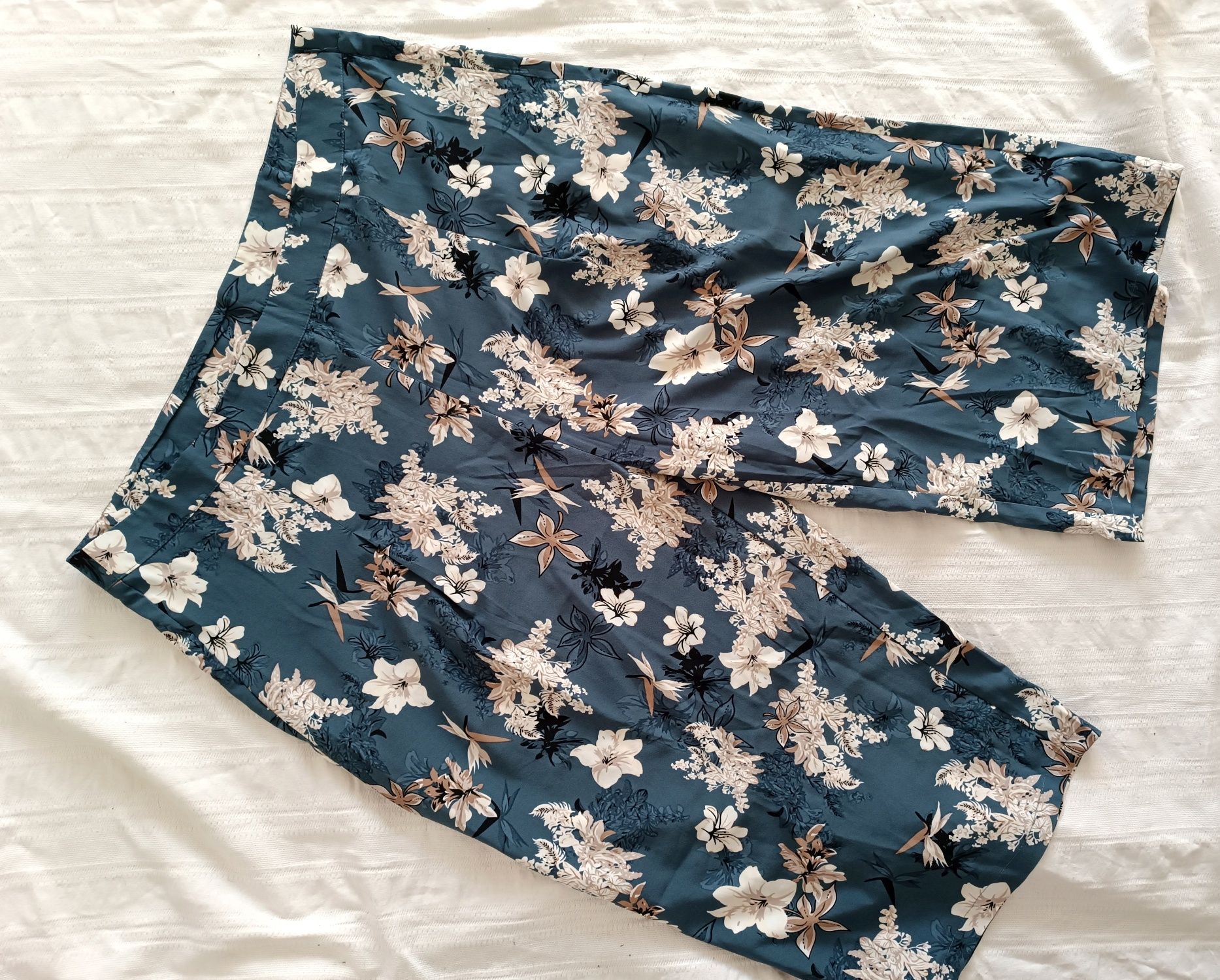 Śliczne niebieskie luźne spodnie shein 4xl 48 w kwiaty Bezowe