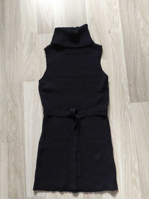 Теплое вязаное платье с поясом