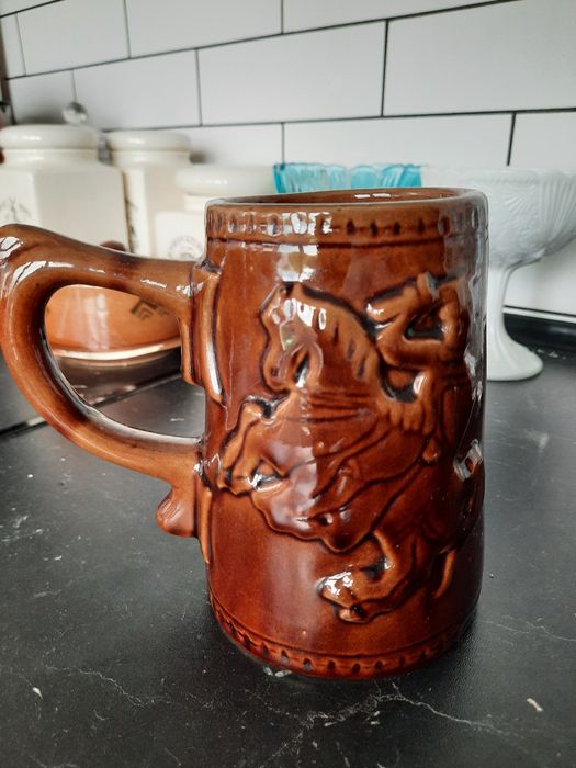 Kufel Prl porcelit brązowy rycerz koń miecz tarcza vintage