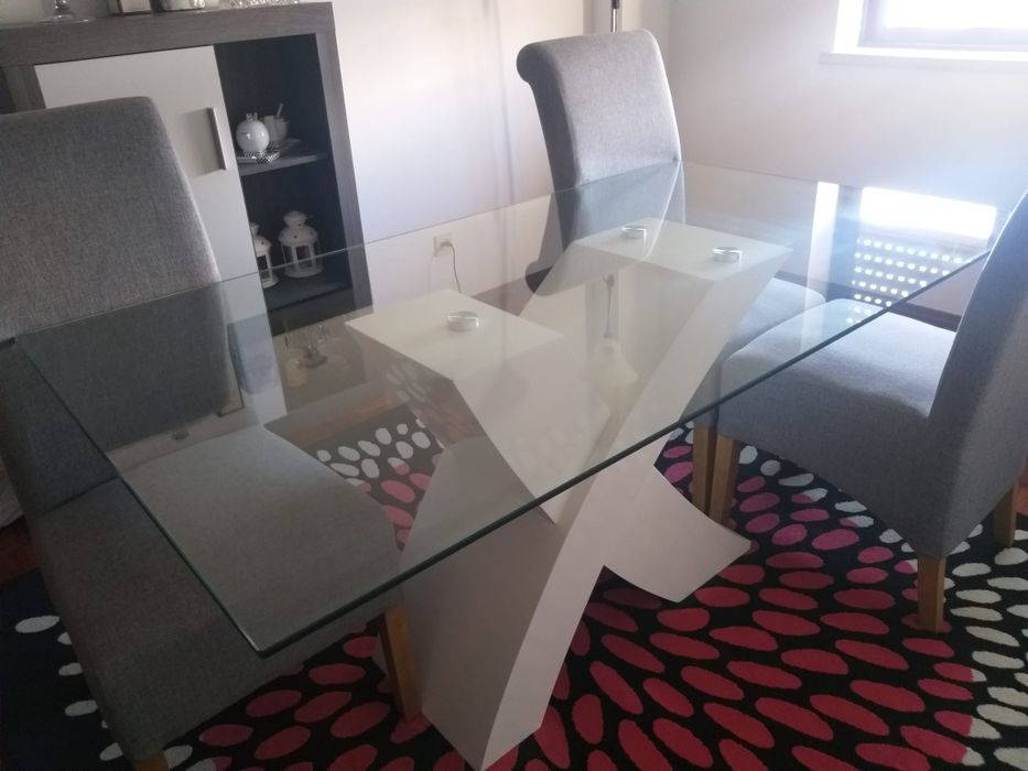 Mesa  ,movel e cadeiras de sala de jantar