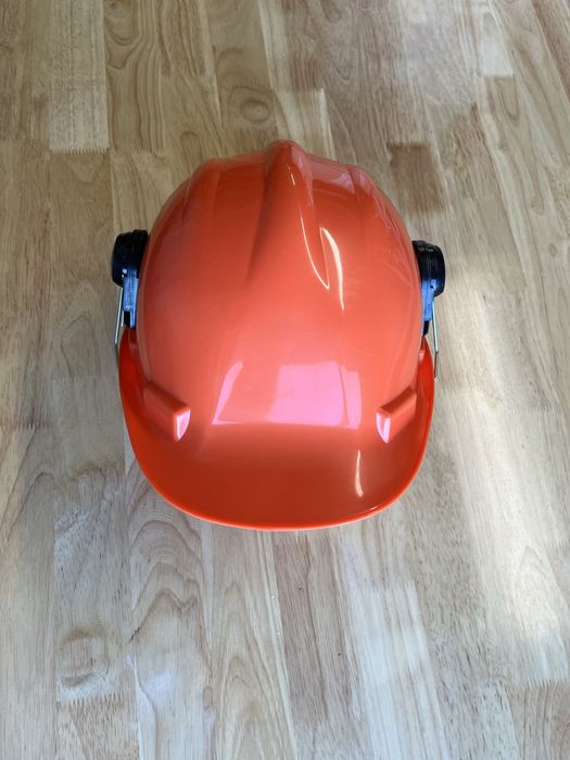 Kask ochronny z nausznikami