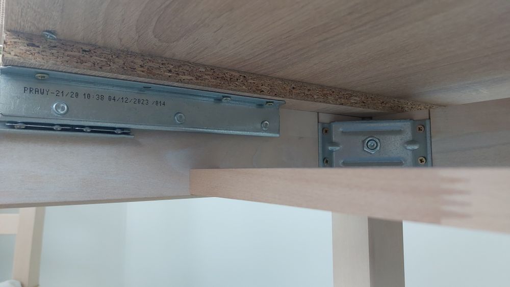 Stół rozkladany plus 4 krzesla- komplet do jadalni