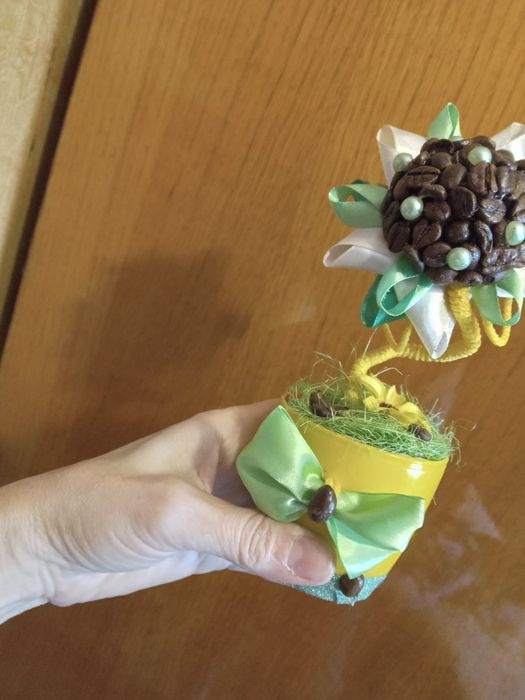 Продам квіти,з бісеру,кави та стрічок