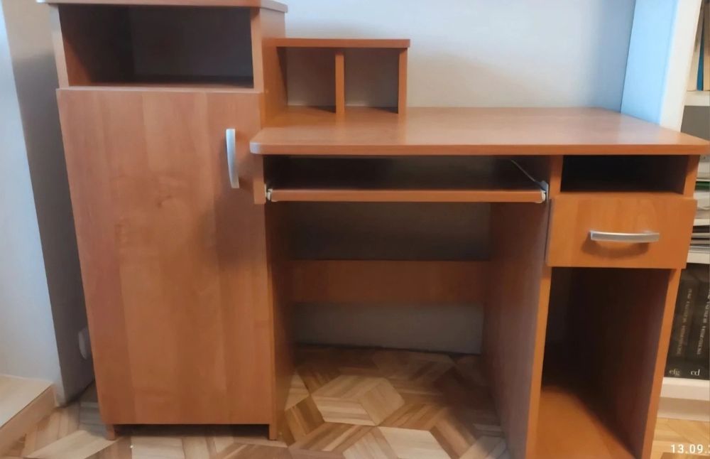 Biurko z szafką, szufladą, z wysuwaną półką na klawiaturę