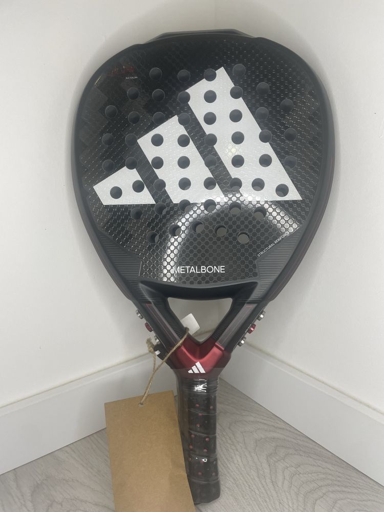 Raquete de Padel Adidas 3.3 vermelha 380€
