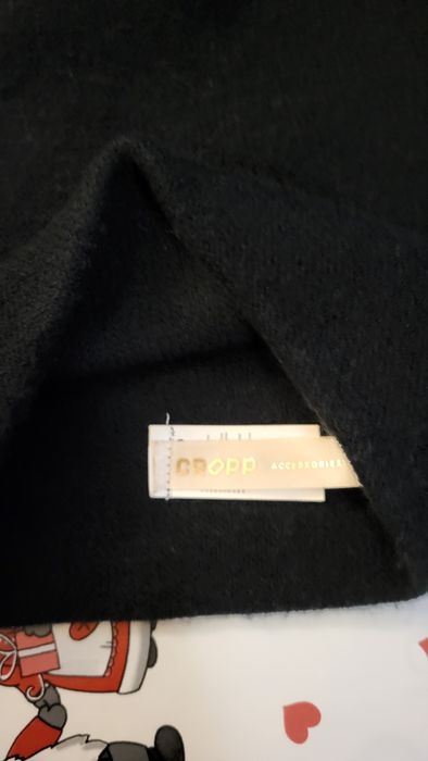 dwa czarne kapelusze po 10 zł każdy.