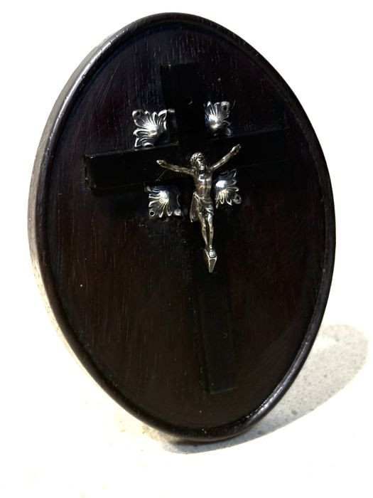Antigo pequeno altar crucifíxo em Pau Santo e Prata portuguesa Javali
