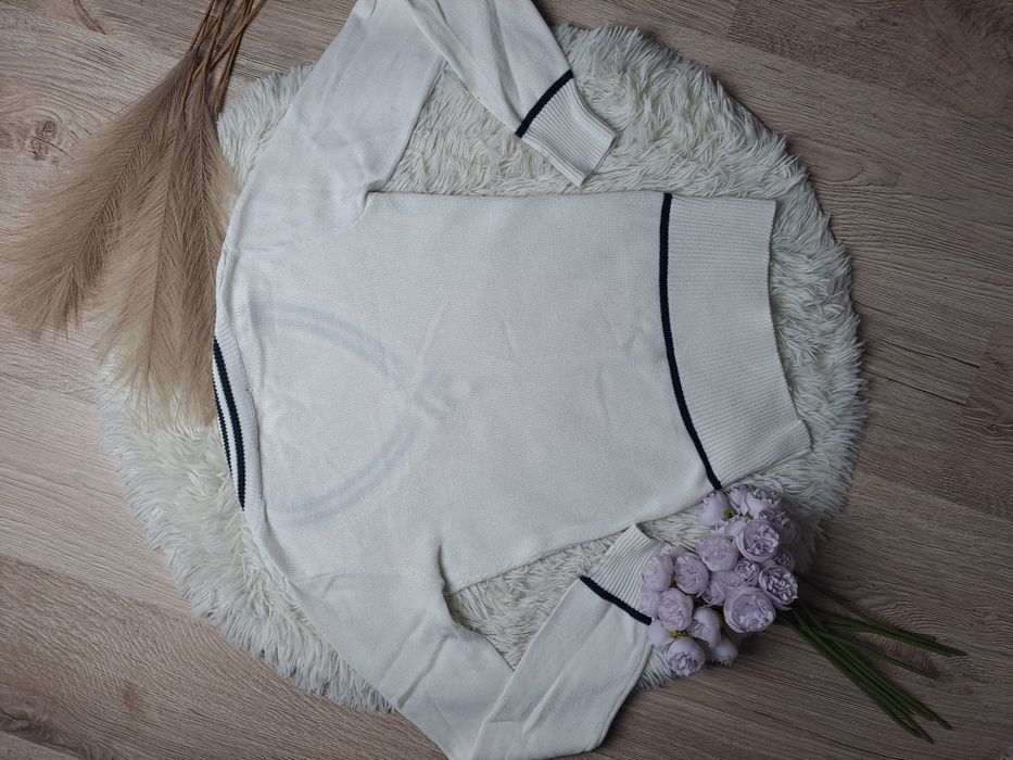 Biały sweter Dekolt V Old Money | Golf style | Czarne Paski | Dekolt V