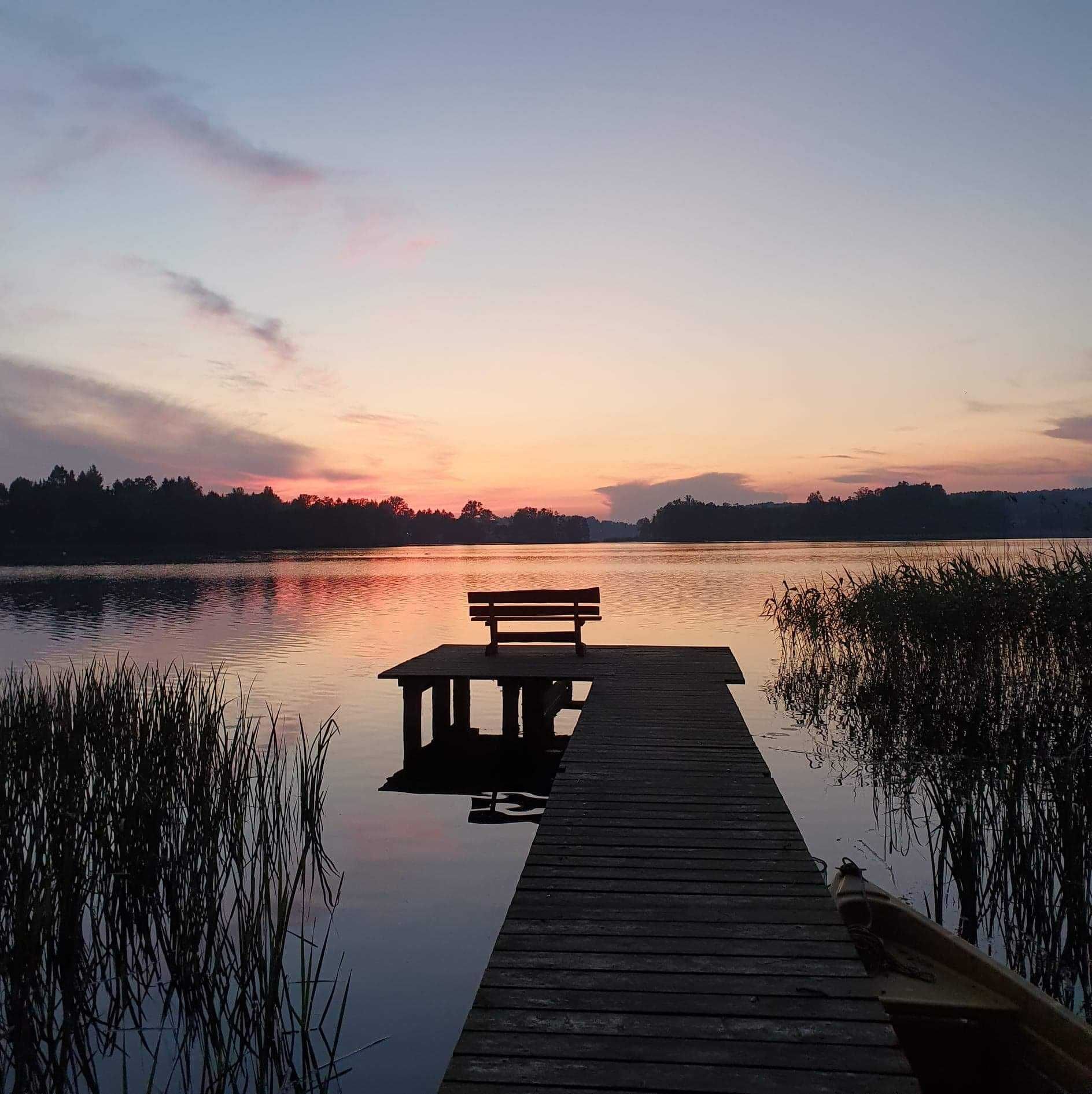 Domek nad jeziorem --- Majdy (Olsztyn) z linią brzegową i pomostem.