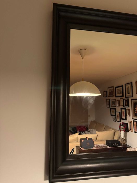 Espelho grande com caixilho em madeira