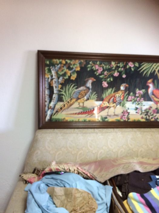 Quadro /tapecaria em meio ponto com motivos de aves.