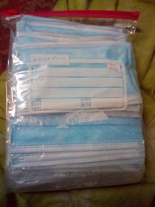 50 máscaras descartáveis