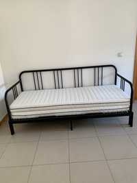 Cama preta extensivel Ikea com dois colchoes