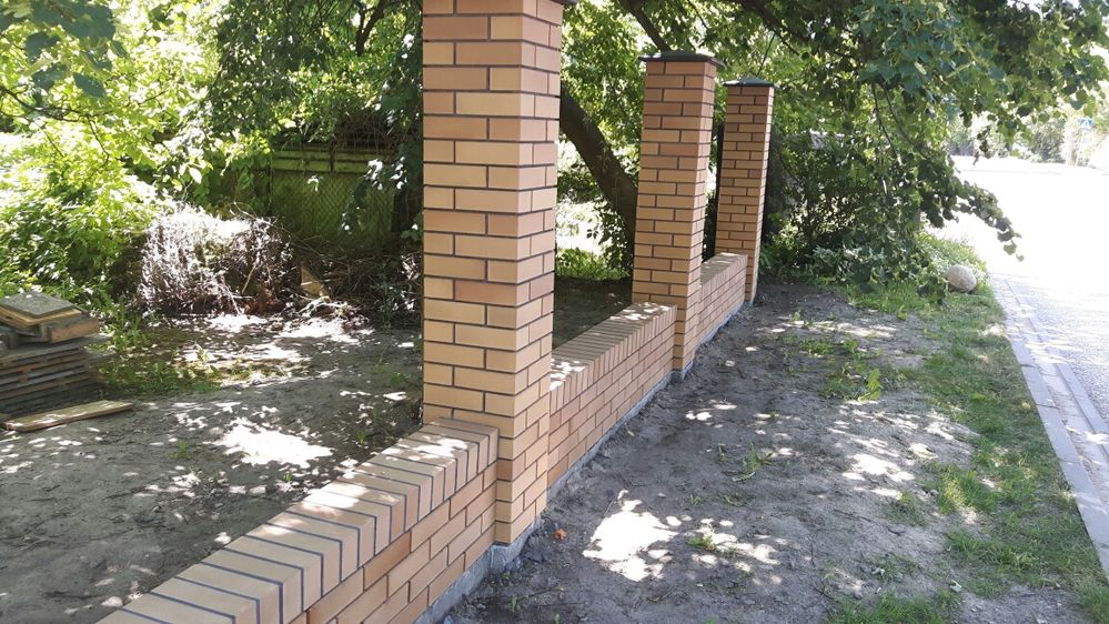Budowa ogrodzeń klinkier bloczków betonowych.