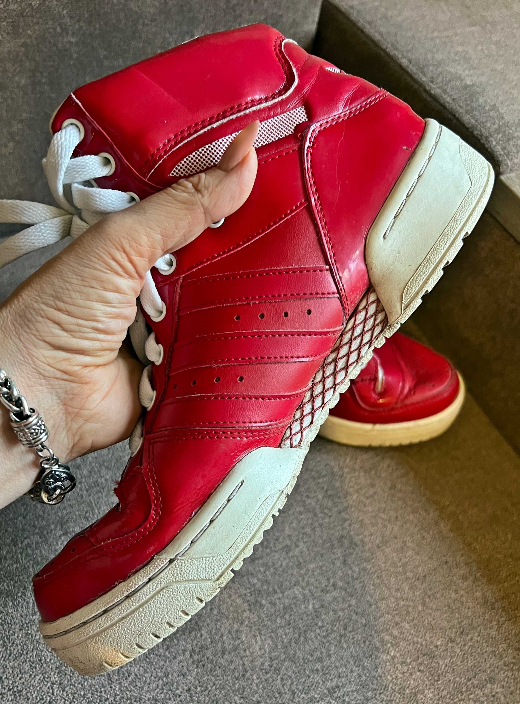 кроссовки Adidas Metro Attitude с логотипом сердце