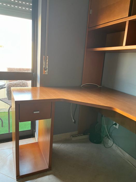 Estante com secretária em madeira maciça