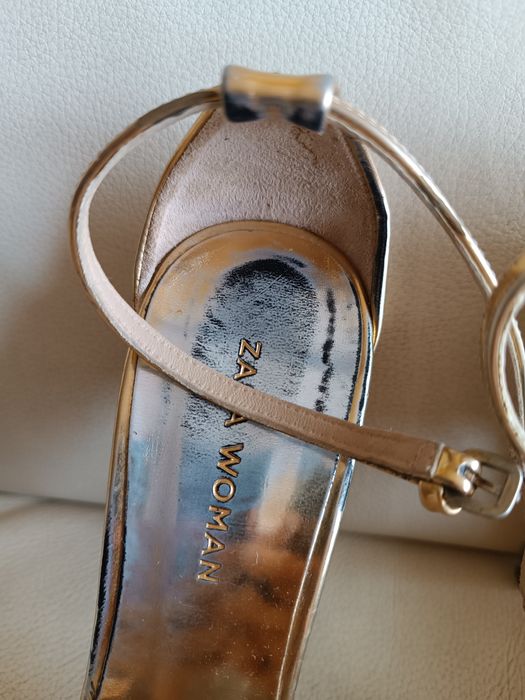 Sandalias douradas tiras Zara