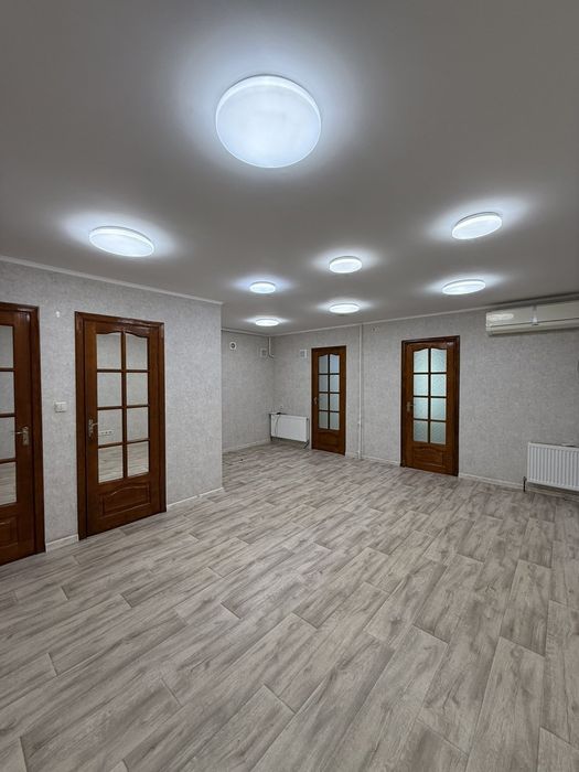 Здається в оренду приміщення на площі Миру