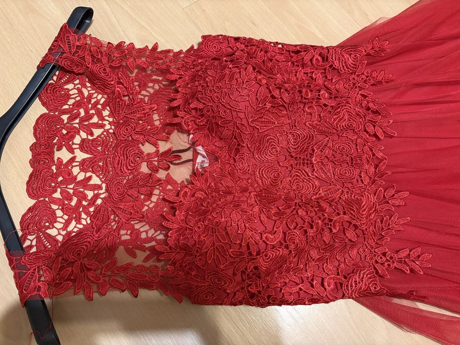 Piekna czerwona sukienka