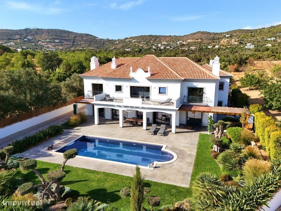 Villa totalmente mobilada com 5 quartos e 6 casas de banho para arr...