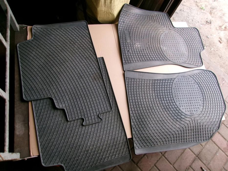 DYWANIKI WYCIERACZKI GUMOWE TOYOTA  AVENSIS T27  09-18