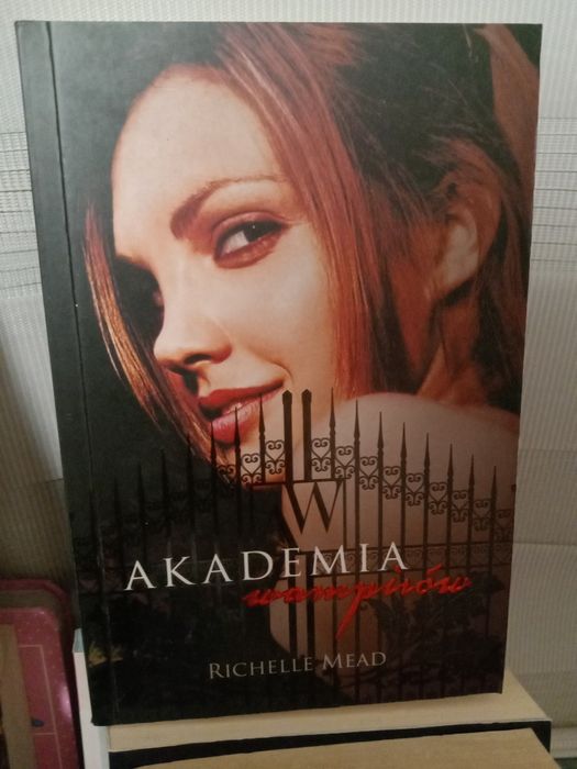 Akademia wampirów , Richelle Mead.