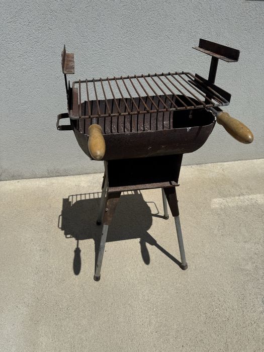 Grelhador em Ferro + Grelha + Acendedor