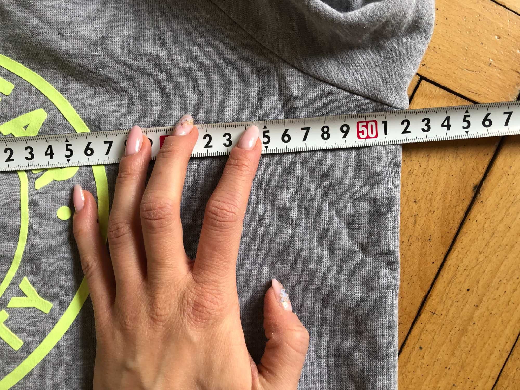 Szara bluza z neonowym nadrukiem Pull & Bear
