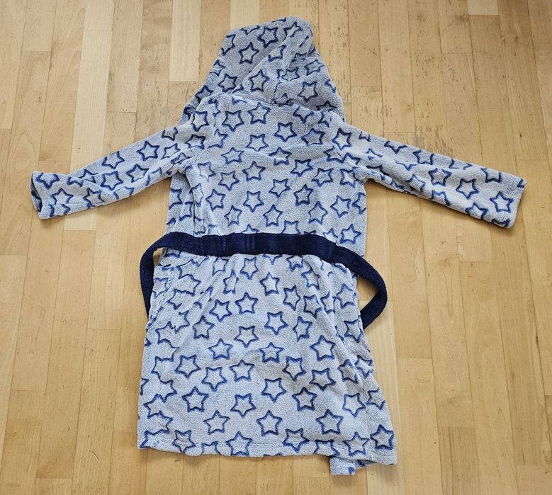 Puszysty szlafrok z kapturem rozm. 122/128