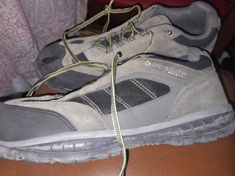 Sapatos Dunlop c/ biqueira de aco  7€