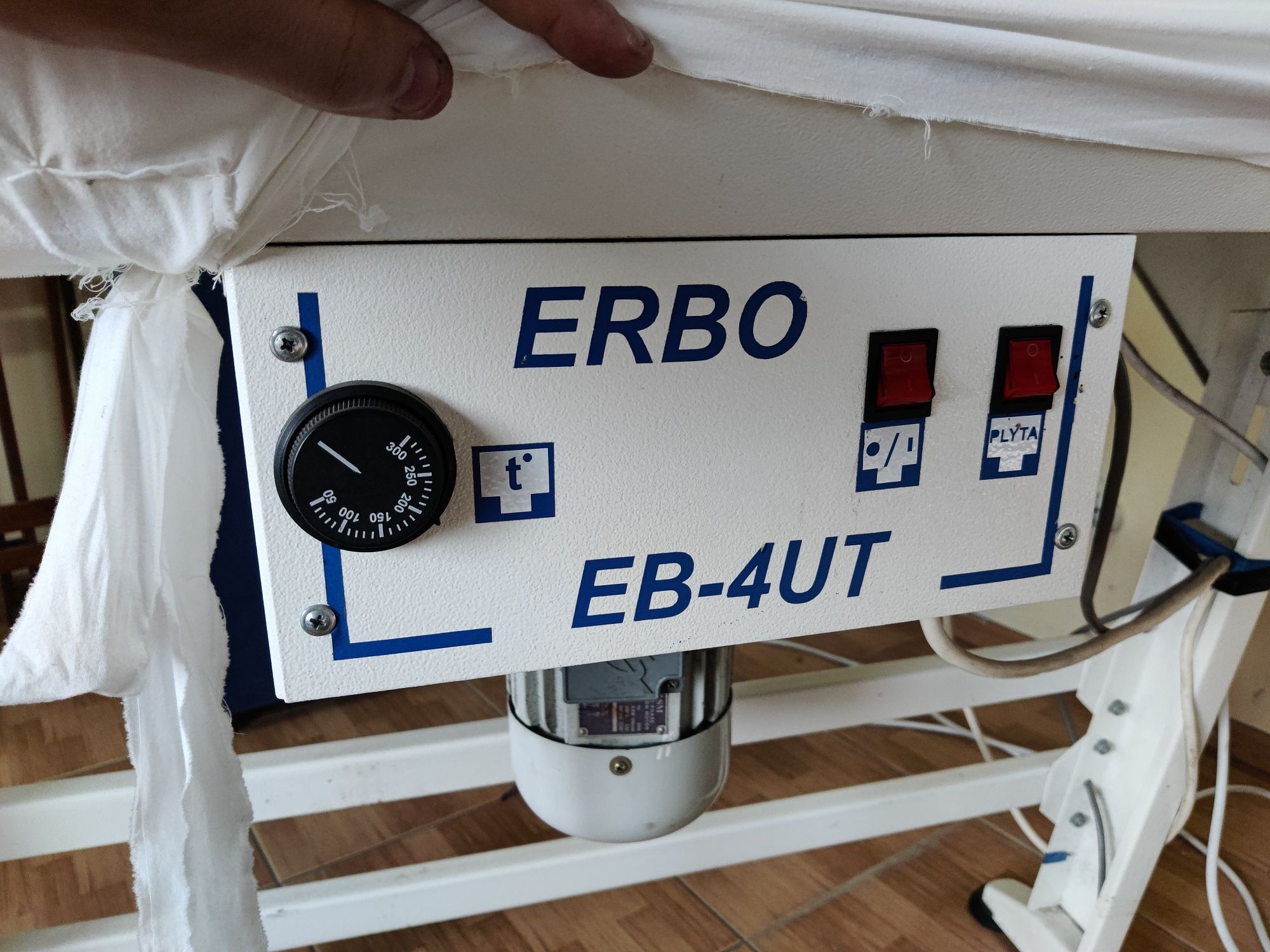 Прасувальний стіл Ebro EB-4UT з праскою Silter super mini 2035 3,5L