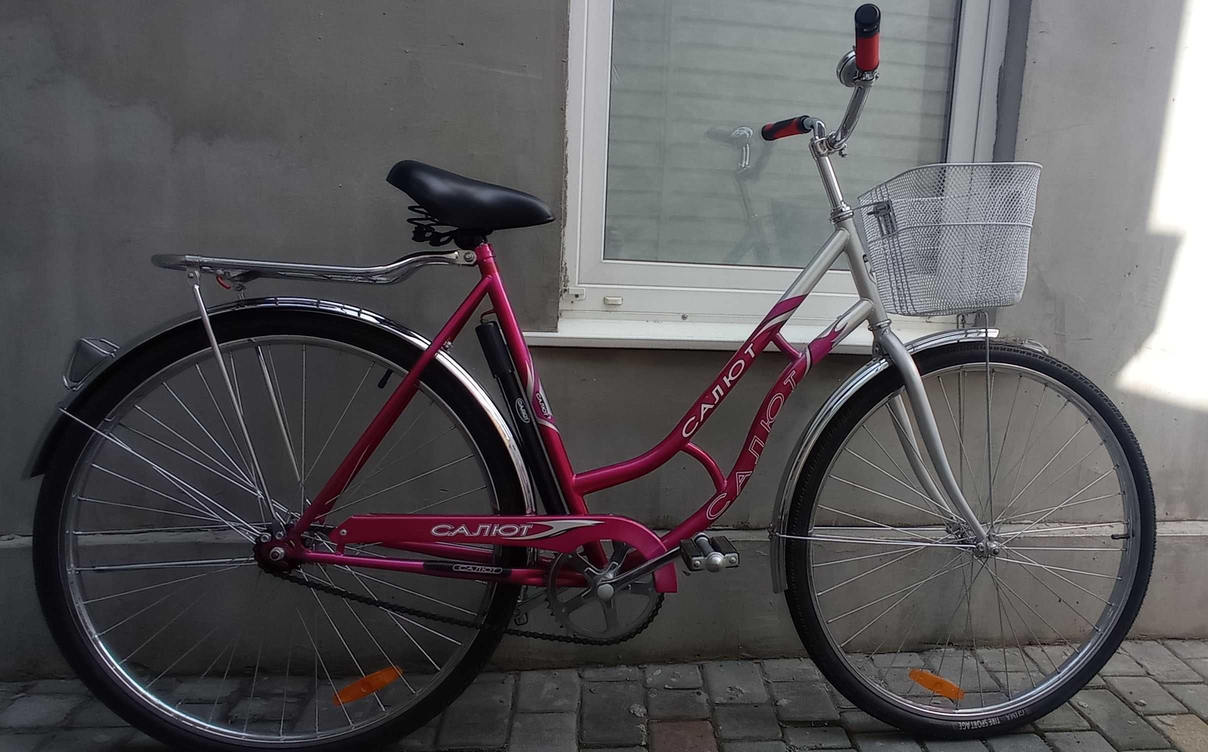 Дамский дорожный прогулочный велосипед Салют, колеса 28 " с корзинкой
