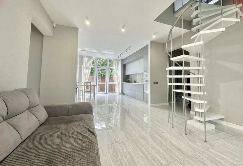 Новий Будинок з сонячними панелями, в кінці Роменскої